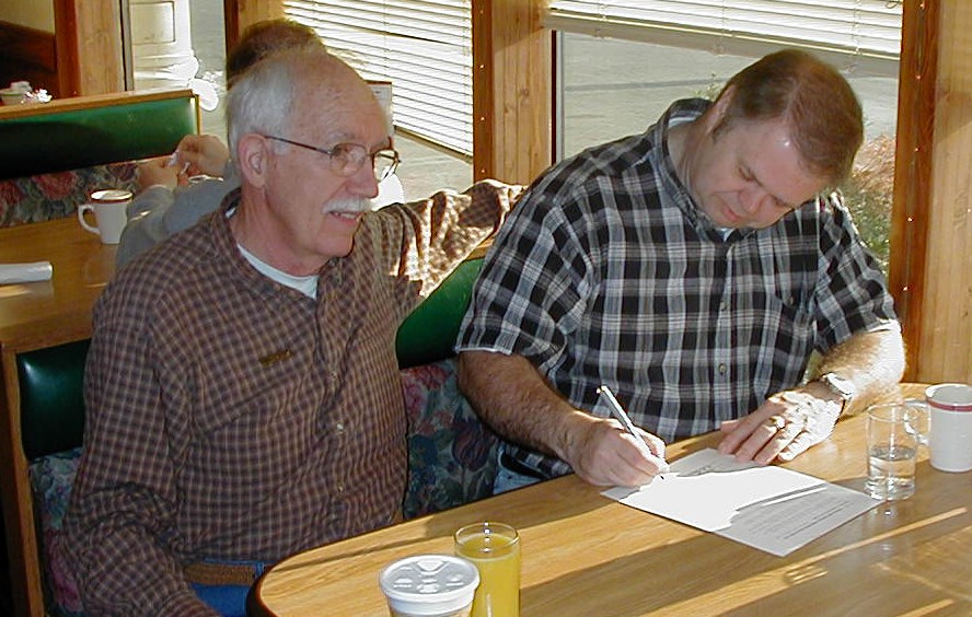 2002 - WØHXS and WAØGWA (SK) sign the MEMO club charter.